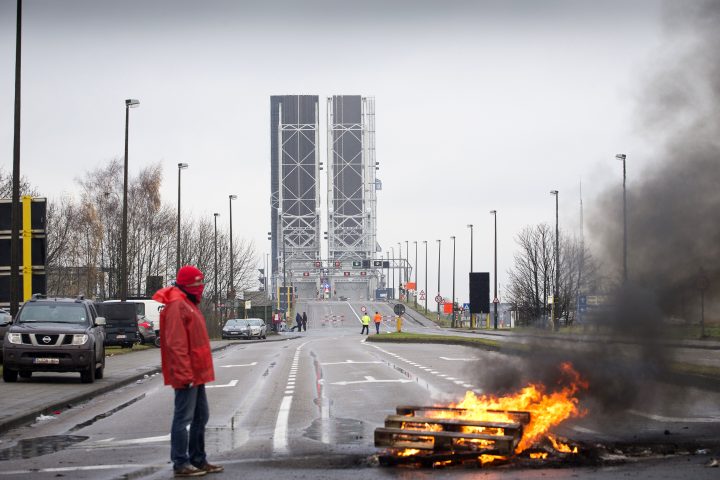 Les grèves et la marée noire affectent les opérations du port d'Anvers-Bruges, le trafic de marchandises en baisse