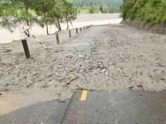 Les inondations au Népal détruisent des routes et laissent plusieurs zones inaccessibles, les secours se poursuivent