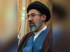 Les médias iraniens publient des images d'archives du Guide Suprême Mojtaba Khamenei alors que la spéculation sur sa santé persiste
