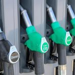 Les prix des carburants augmentent considérablement, l'essence dépassant 2 euros le litre