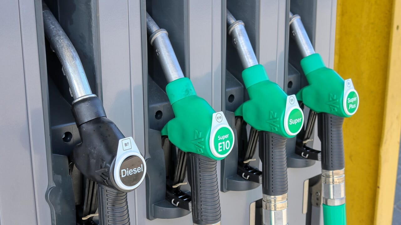 Les prix des carburants augmentent considérablement, l'essence dépassant 2 euros le litre
