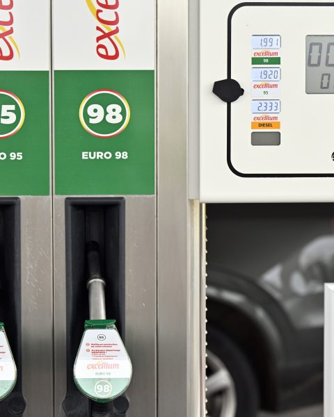 Les prix du pétrole dépassent 90 dollars en raison des tensions géopolitiques au Moyen-Orient