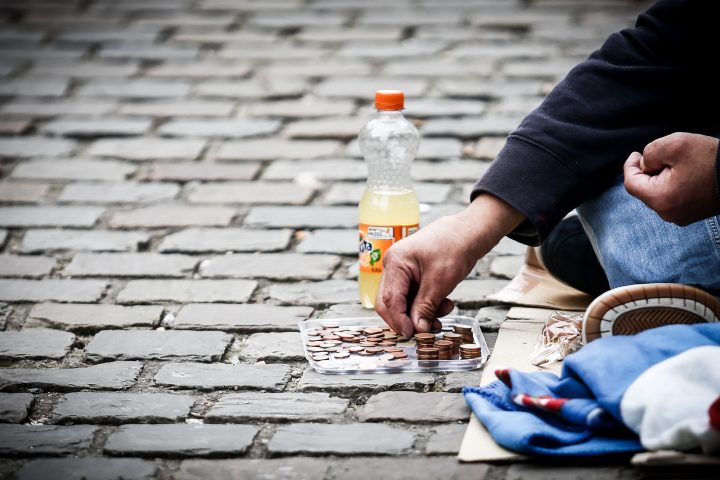 Les règlements municipaux restreignant le droit au mendicité violent la Charte sociale européenne, selon le CEDS