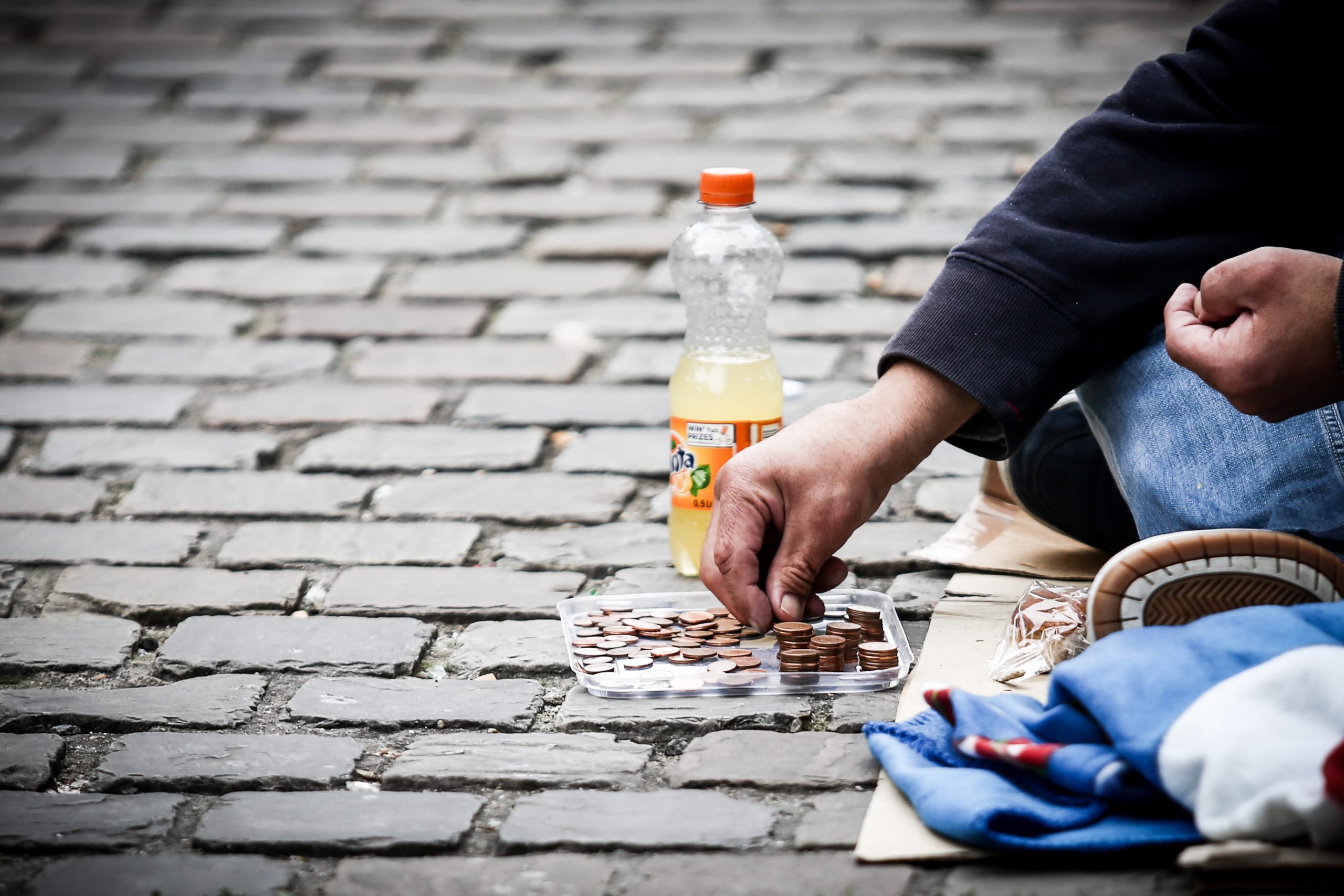 Les règlements municipaux restreignant le droit au mendicité violent la Charte sociale européenne, selon le CEDS