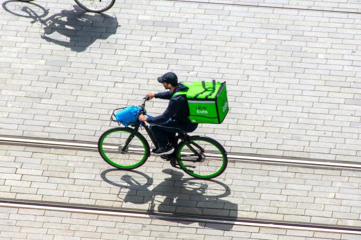 Les travailleurs de l'économie à la tâche en Belgique ont déclaré 94,7 millions d'euros de revenus des plateformes de livraison en 2024