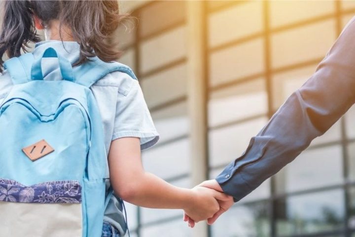 L'initiative belge Bana Buddies associe des adolescents à des enfants plus jeunes pour les trajets scolaires