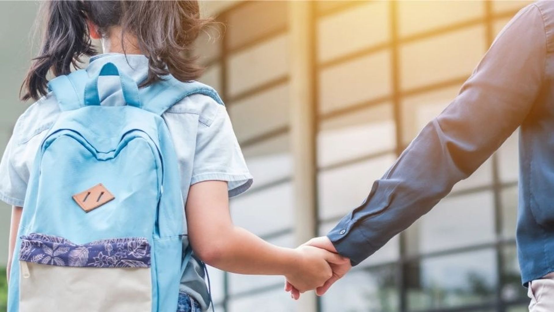 L'initiative belge Bana Buddies associe des adolescents à des enfants plus jeunes pour les trajets scolaires