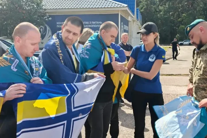L'Ukraine rapatrie dix militaires libérés de captivité en Biélorussie