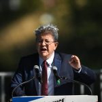 Mélenchon en forte hausse dans les sondages, pourrait défier Le Pen au second tour de la présidentielle de 2027
