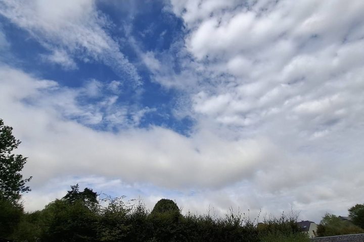 Météo en Belgique : de fortes pluies et des nuages attendus ce mercredi