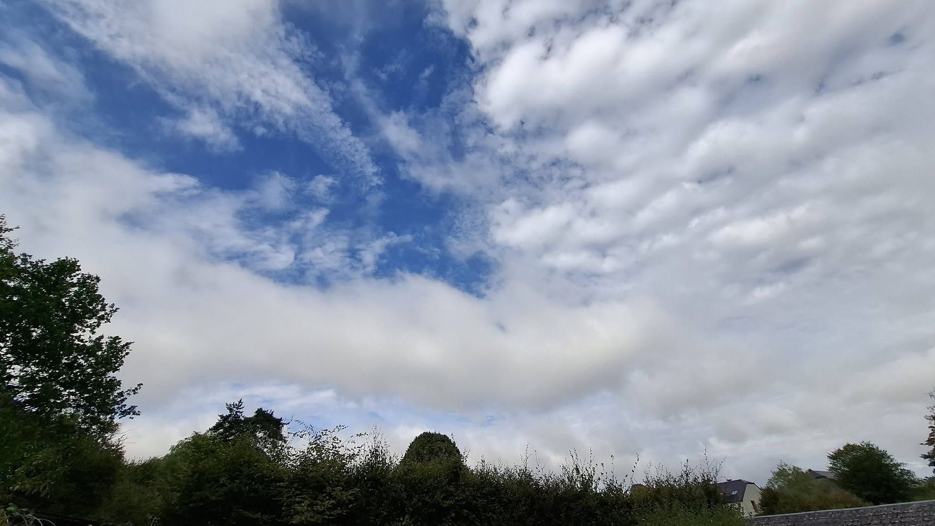 Météo en Belgique : de fortes pluies et des nuages attendus ce mercredi
