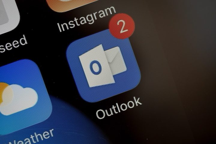 Microsoft travaille sur une solution pour résoudre la panne prolongée d'Outlook impactant les utilisateurs dans le monde entier
