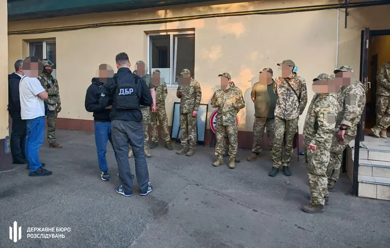 Peu de responsables pour les allégations de torture contre les recruteurs militaires ukrainiens