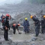 Quatre Indiens secourus d'un projet hydroélectrique au Népal lors d'inondations sévères