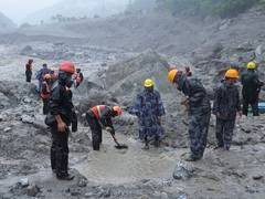Quatre Indiens secourus d'un projet hydroélectrique au Népal lors d'inondations sévères