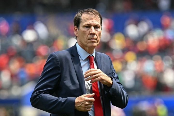Rudi Garcia a confirmé que son mandat en tant qu'entraîneur principal de l'équipe nationale belge de football ne sera pas prolongé à la suite de la décision de l'Union belge de football (KBVB). Dans un long message publié sur Instagram, le Français de 62 ans a exprimé sa gratitude envers les joueurs, le directeur sportif Vincent Mannaert et les supporters pour leur soutien durant son passage à la tête de l'équipe, qui a débuté le 1er février 2022.

Dans sa déclaration, Garcia s'est montré positif quant à sa nomination, déclarant : « Je quitte la Belgique dans la division A de la Ligue des Nations et parmi les huit meilleures équipes du monde. » Il a noté que seuls les futurs champions, l'Espagne, avaient freiné le parcours de la Belgique lors de ses matchs durant le tournoi.

Garcia a affiché un regard optimiste vers l'avenir, affirmant être prêt pour de nouveaux défis, que ce soit avec une autre équipe nationale ou un club. Il a souligné l'importance de la transition générationnelle en cours au sein de l'équipe, qu'il a été heureux de contribuer à initier.

Sous la direction de Garcia, la Belgique a assuré sa place dans la division A de la Ligue des Nations et s'est qualifiée pour la Coupe du Monde aux États-Unis, au Canada et au Mexique. Cependant, lors de cette Coupe du Monde, l'équipe a été éliminée en quart de finale par l'Espagne.