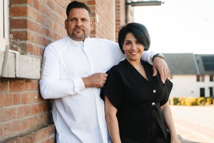 Soumia Chouaf prend en charge l'accueil face aux pénuries de personnel au restaurant belge