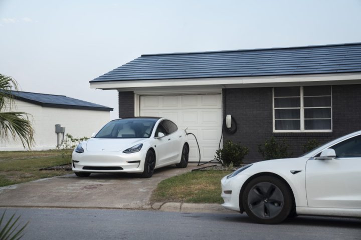 Tesla arrête la production de son toit solaire en raison de défis de fabrication et de coûts élevés