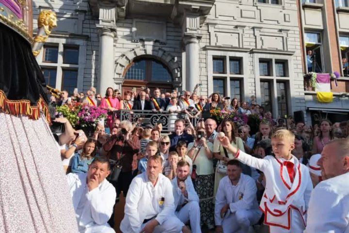 Tom Dubois, 8 ans, remporte le duel contre Goliath lors de la Ducasse d'Ath
