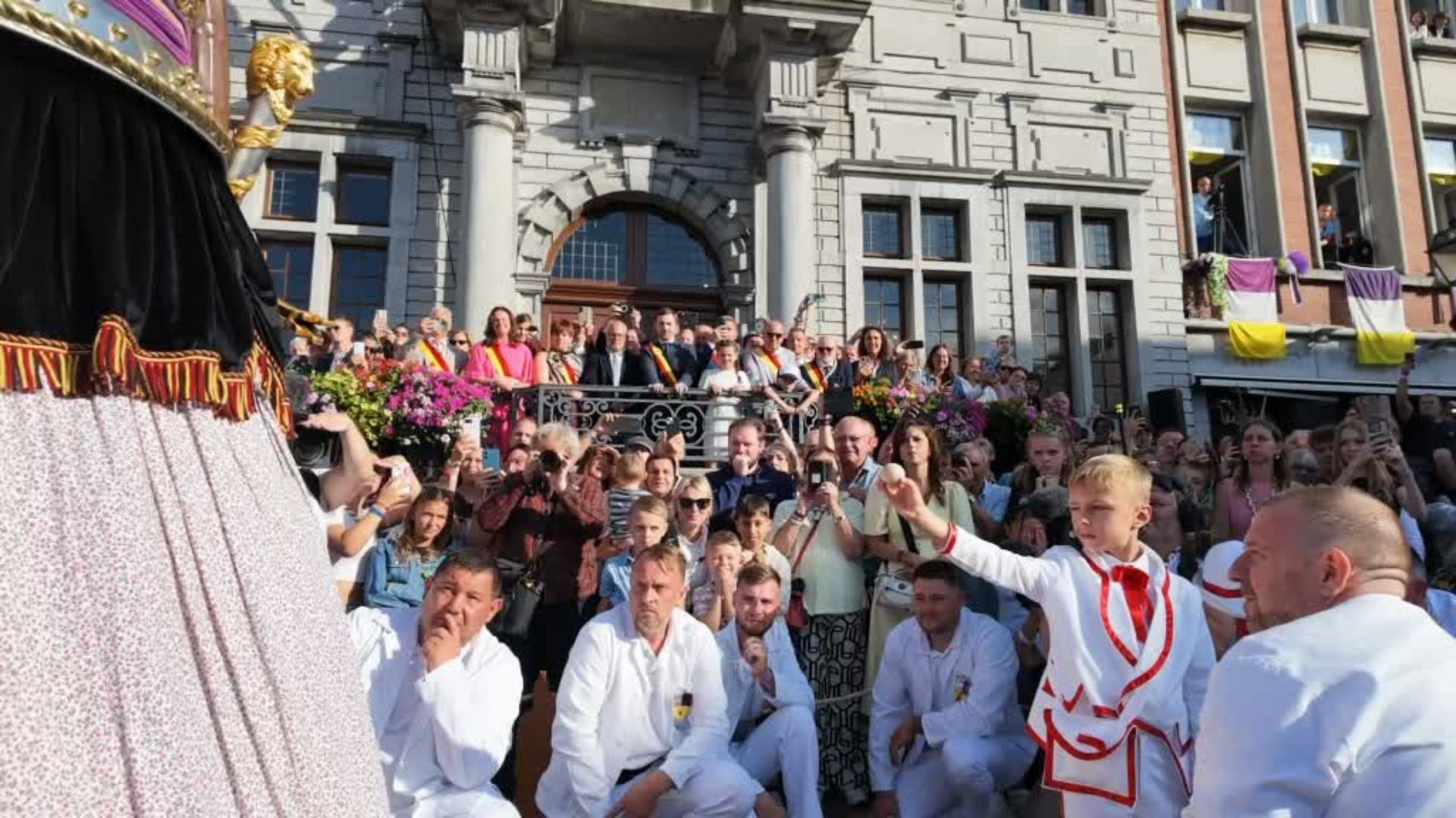 Tom Dubois, 8 ans, remporte le duel contre Goliath lors de la Ducasse d'Ath