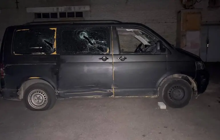 Un groupe d'hommes attaquent des militaires à un poste de contrôle à Lutsk