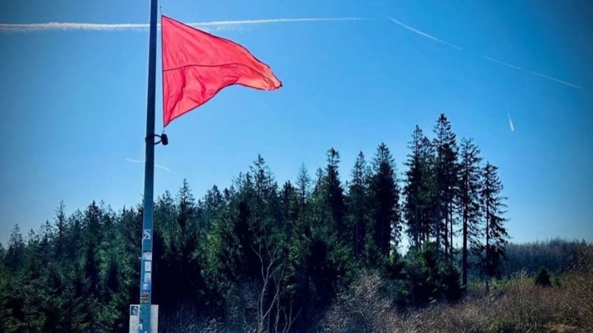 Un incendie dans les Hautes Fagnes soulève des questions sur l'absence de drapeau d'alerte durant la sécheresse estivale