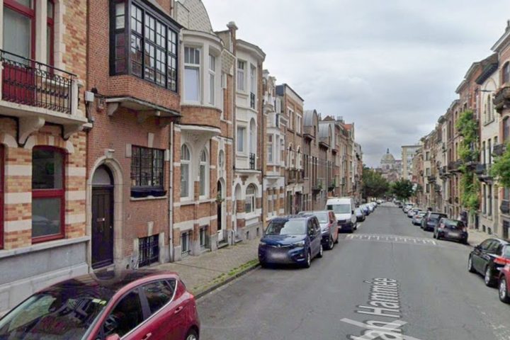 Un incendie ravage deux véhicules à Schaerbeek, un blessé après avoir sauté d'une fenêtre