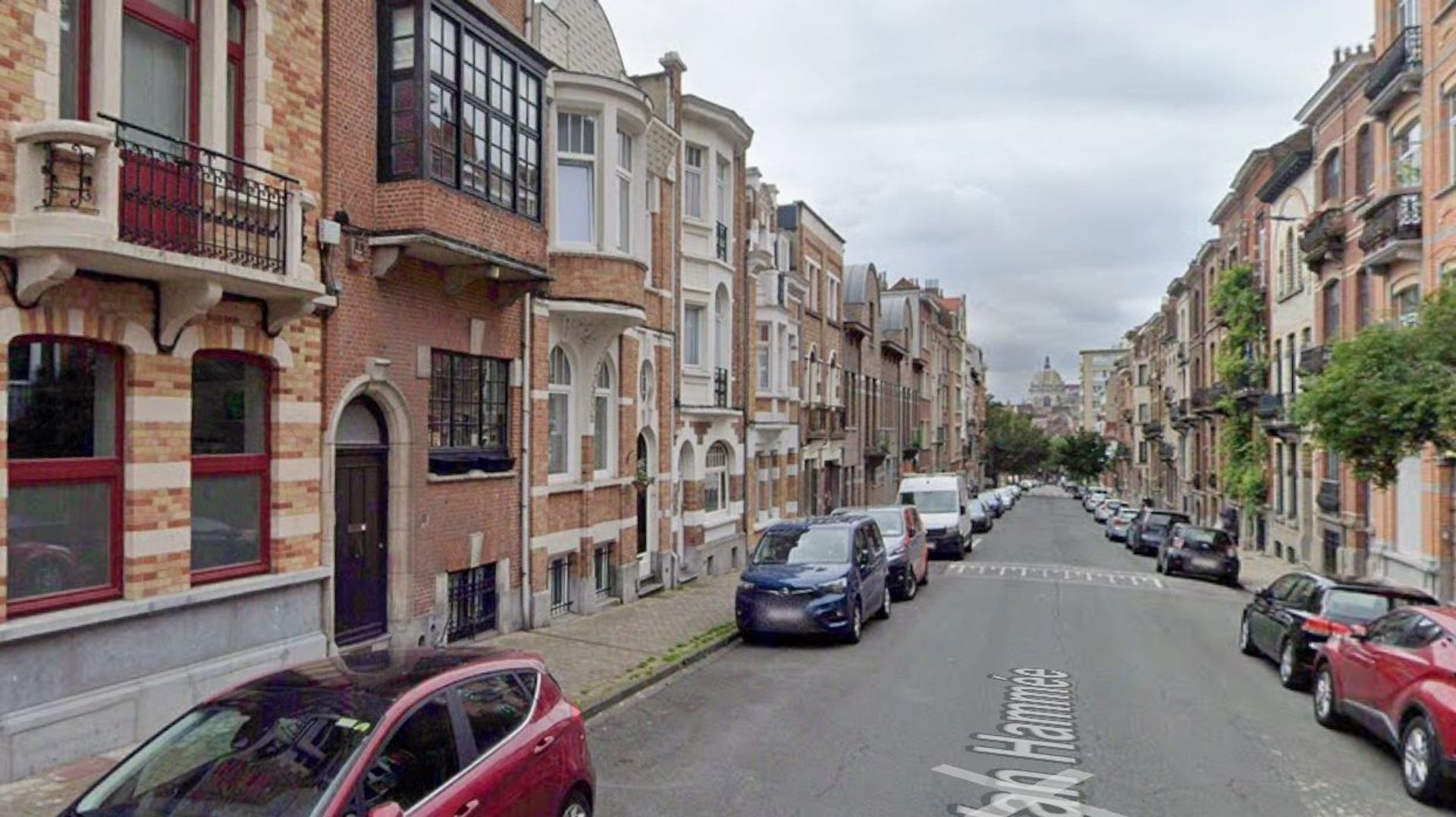Un incendie ravage deux véhicules à Schaerbeek, un blessé après avoir sauté d'une fenêtre