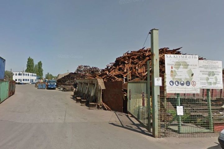 Un incendie se déclare chez une société de recyclage à Courcelles, les services d'urgence interviennent.