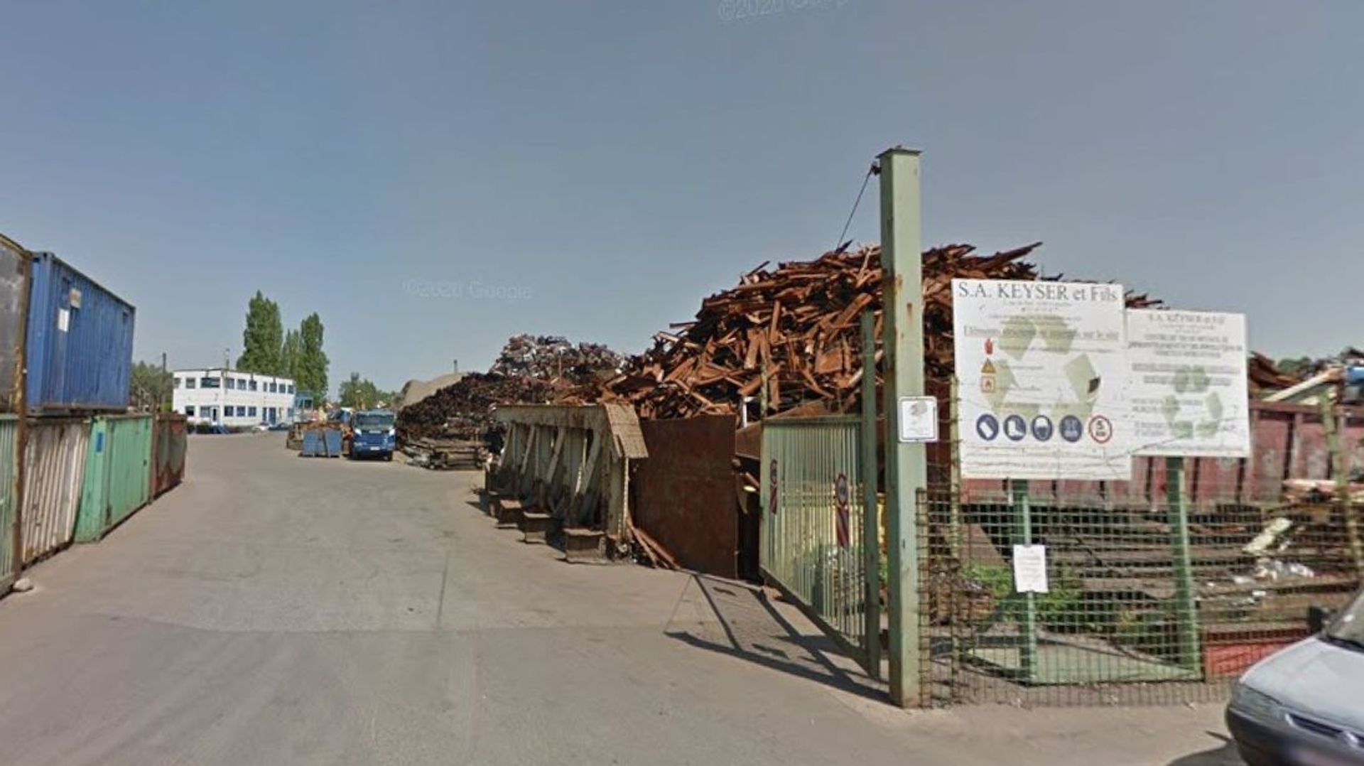 Un incendie se déclare chez une société de recyclage à Courcelles, les services d'urgence interviennent.