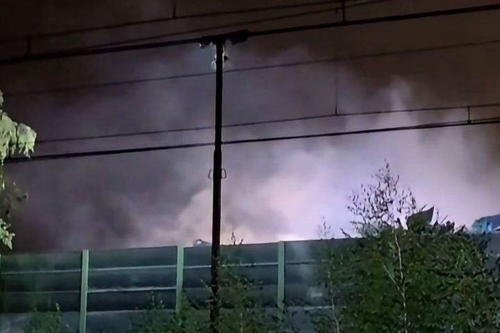 Un incendie se déclare sur le site de traitement de métaux Keyser à Courcelles, les services d'urgence interviennent