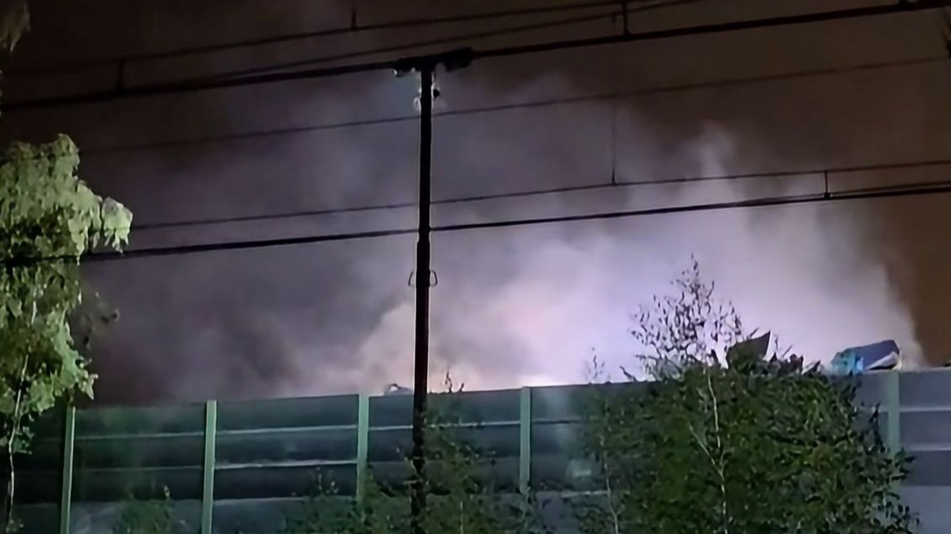 Un incendie se déclare sur le site de traitement de métaux Keyser à Courcelles, les services d'urgence interviennent