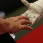 Un sondage révèle que les individus plus âgés et plus riches ont une vision plus positive de l'IA