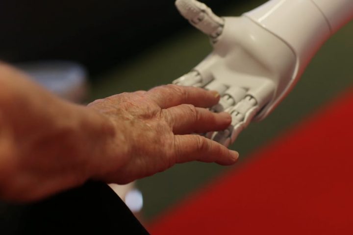 Un sondage révèle que les individus plus âgés et plus riches ont une vision plus positive de l'IA