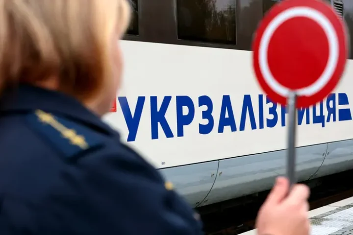 Une attaque de drone cible un train de passagers à Odesa, entraînant l'évacuation de 593 passagers