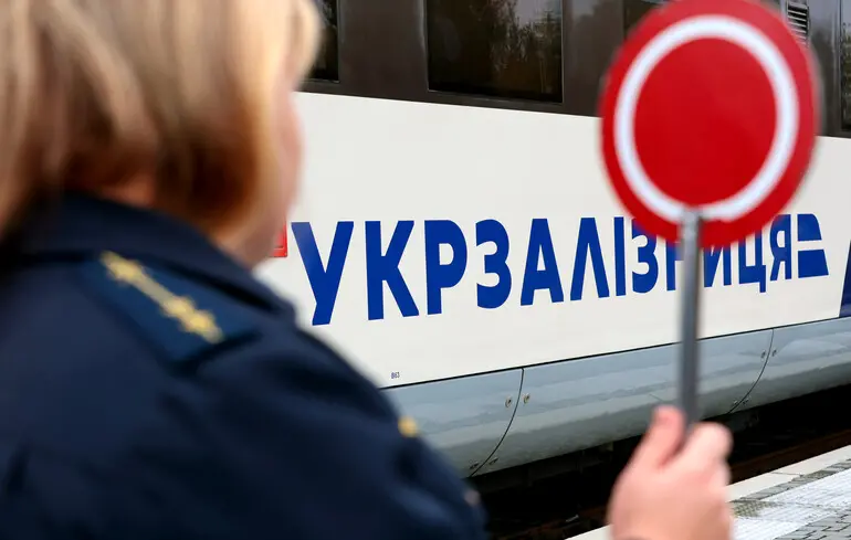 Une attaque de drone cible un train de passagers à Odesa, entraînant l'évacuation de 593 passagers