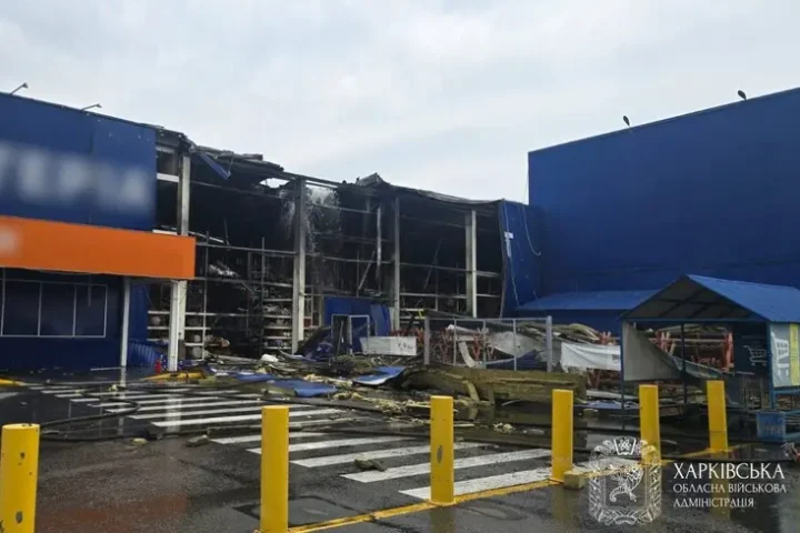 Une attaque de drone frappe le hypermarché Epicenter à Kharkiv, un mort et cinq blessés