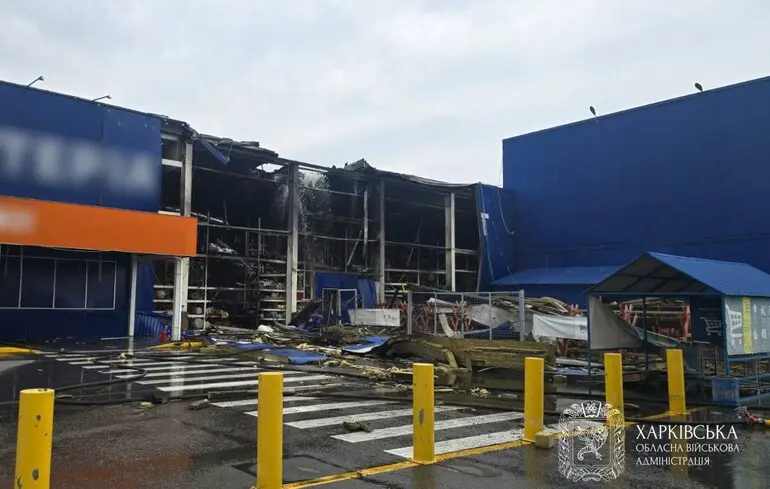Une attaque de drone frappe le hypermarché Epicenter à Kharkiv, un mort et cinq blessés