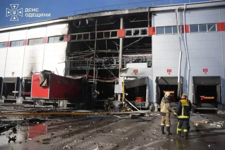 Une attaque par drone endommage une ligne de tri au terminal Nova Poshta à Odesa, tous les employés sont sains et saufs