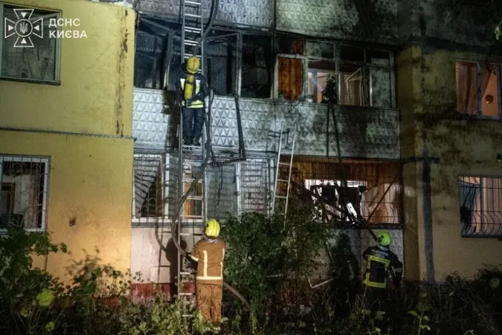 Une attaque russe sur Kyiv cause un incendie dans des immeubles résidentiels et fait trois blessés