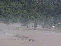 Une avalanche de glace et la formation d'un lac de débris auraient causé l'inondation du Bhotekoshi au Népal