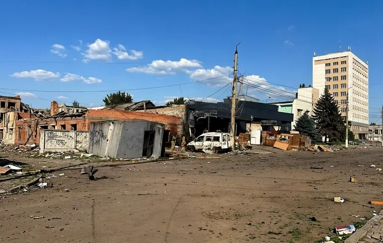Une frappe de drone à Kramatorsk tue un employé des postes et en blesse six autres