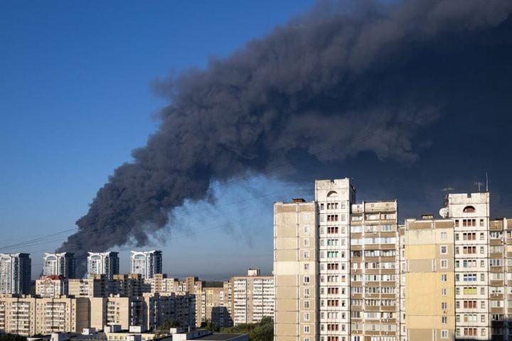 Une frappe de drone russe près de Kyiv fait au moins 27 morts dans un quartier résidentiel.