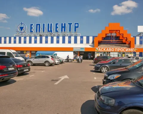 Une frappe de drone russe touche un bureau de poste dans un centre commercial à Odesa, blessant deux personnes