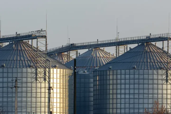 Une frappe russe endommage gravement un silo à grains dans la région de Soumy, interrompant les opérations