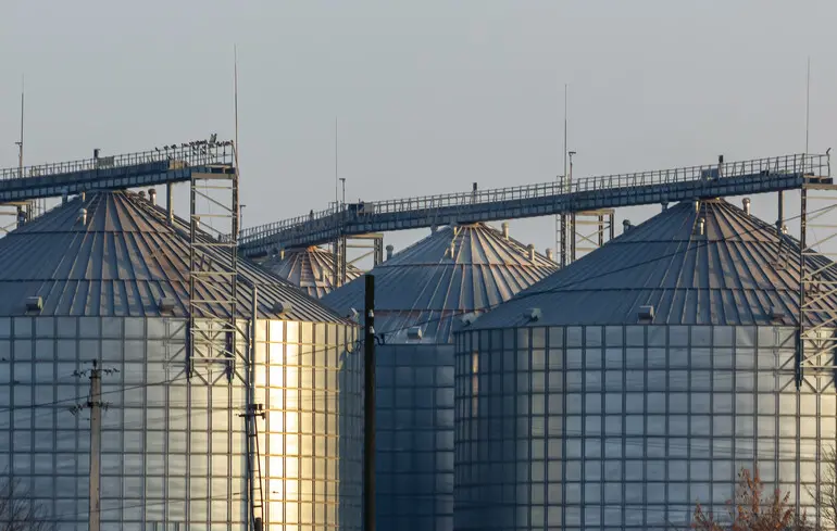 Une frappe russe endommage gravement un silo à grains dans la région de Soumy, interrompant les opérations