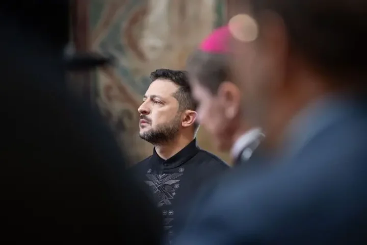 Zelensky évoque les coûts de la guerre en Ukraine, soulignant les dépenses supérieures de la Russie