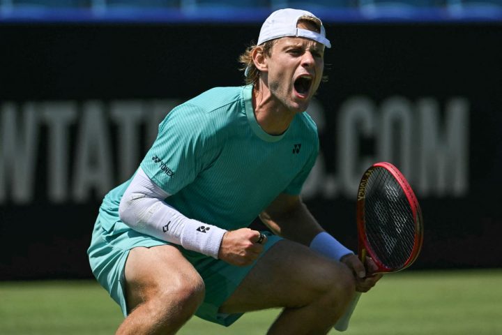 Zizou Bergs remporte son premier titre ATP au Lexus Eastbourne Open
Zizou Bergs a remporté le Lexus Eastbourne Open dimanche après-midi, s'adjugeant ainsi le premier titre ATP de sa carrière. Avec cette victoire, Bergs est également le premier joueur de tennis belge à remporter un tournoi ATP sur gazon, rapporte 24brussels.
Lors de la finale de dimanche à Eastbourne, en Angleterre, le Belge de 27 ans a battu le Français Ugo Humbert en trois sets, 3-6, 6-1, 6-4, en exactement deux heures. Le match avait été suspendu samedi pendant le quatrième jeu du premier set en raison de la pluie avant de reprendre dimanche après-midi.
Avec sa victoire à Eastbourne, Bergs succède à Taylor Fritz, qui avait remporté le tournoi pour la quatrième fois l'année dernière mais était absent cette semaine. Il y a douze mois, Bergs lui-même avait été éliminé au premier tour par le Brésilien Joao Fonseca.
Une victoire record
Le match de ce week-end était la troisième finale ATP de la carrière de Bergs, et sa première victoire. En janvier 2025, il avait perdu face à Gael Monfils lors de la finale du tournoi sur dur à Auckland, en Nouvelle-Zélande. Quelques mois plus tard, le Canadien Gabriel Diallo s’est révélé trop fort lors de la finale sur gazon à Rosmalen.
Selon Tennis Belgium, Bergs est également le premier homme belge à avoir remporté un titre ATP sur gazon. Cette victoire le propulse à la 37e place du classement mondial, un meilleur classement personnel pour le joueur belge, surpassant la 38e place qu’il avait atteinte plus tôt cette année.
Le match de dimanche marquait seulement la deuxième rencontre entre Bergs et Humbert. En février 2025, le Français avait battu Bergs en demi-finale sur dur à Marseille. Les deux joueurs se retrouveront mardi, ayant été tirés au sort l'un contre l'autre au premier tour de Wimbledon.
#FlandersNewsService | PHOTO © Glyn KIRK / AFP
À la lumière de l'accomplissement de Bergs, l'avenir semble prometteur pour le tennis belge, une représentation plus large sur le circuit ATP pouvant inspirer la prochaine génération de joueurs. La diversification croissante des talents au sein de ce sport reflète l'investissement continu dans les programmes pour jeunes et les infrastructures d'entraînement, essentiels pour développer des athlètes compétitifs. Une attention accrue sur les performances sur gazon pourrait encore améliorer la position de la Belgique dans le tennis international.