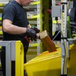 Amazon augmente le salaire minimum de ses employés américains à 20 dollars de l'heure et élargit les avantages.