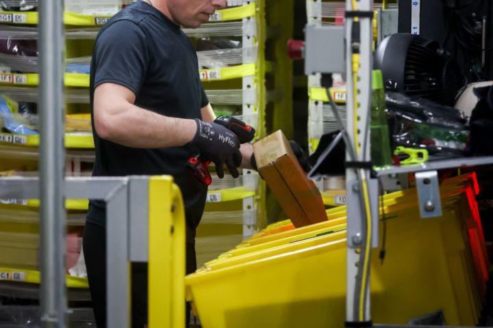 Amazon augmente le salaire minimum de ses employés américains à 20 dollars de l'heure et élargit les avantages.